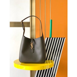 LE 5 À 7 supple small IN GRAINED LEATHER